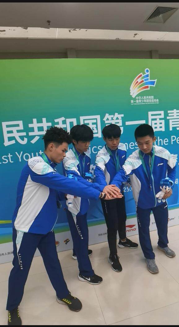 位兄弟的百, 少年